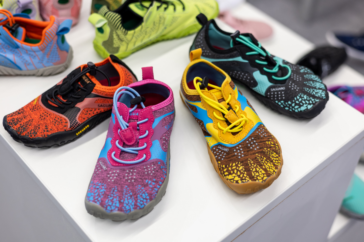 Schuhe am Stand bei Messe BAREFooT