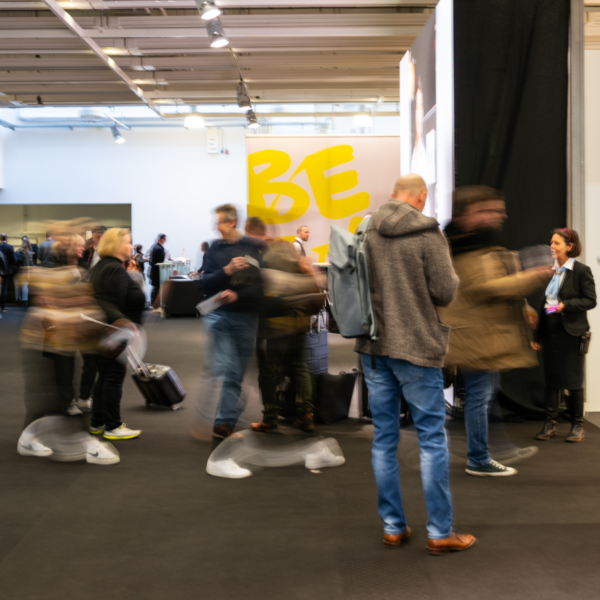 Belebte Messe, mit Bewegungsunschärfe Belebte Messe, mit Bewegungsunschärfe