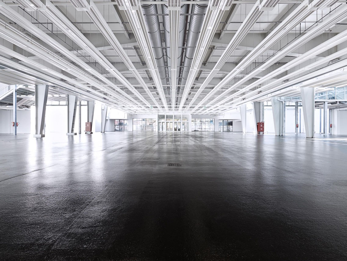 Blick in eine leere Messehalle