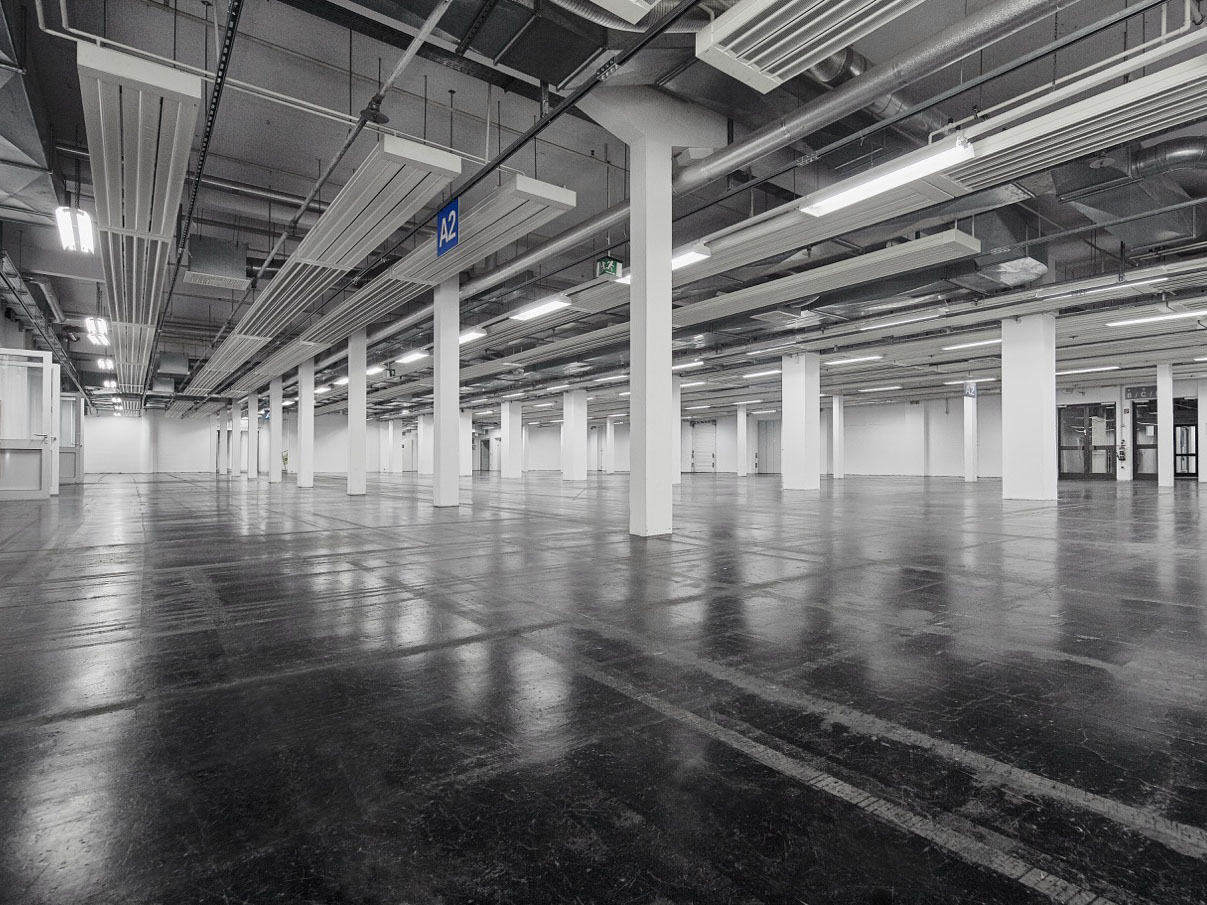 Blick in eine leere Messehalle