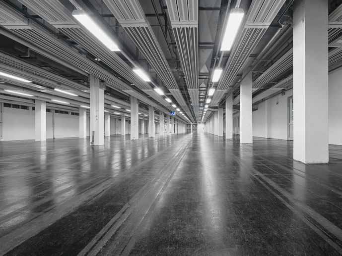 Blick in eine leere Messehalle