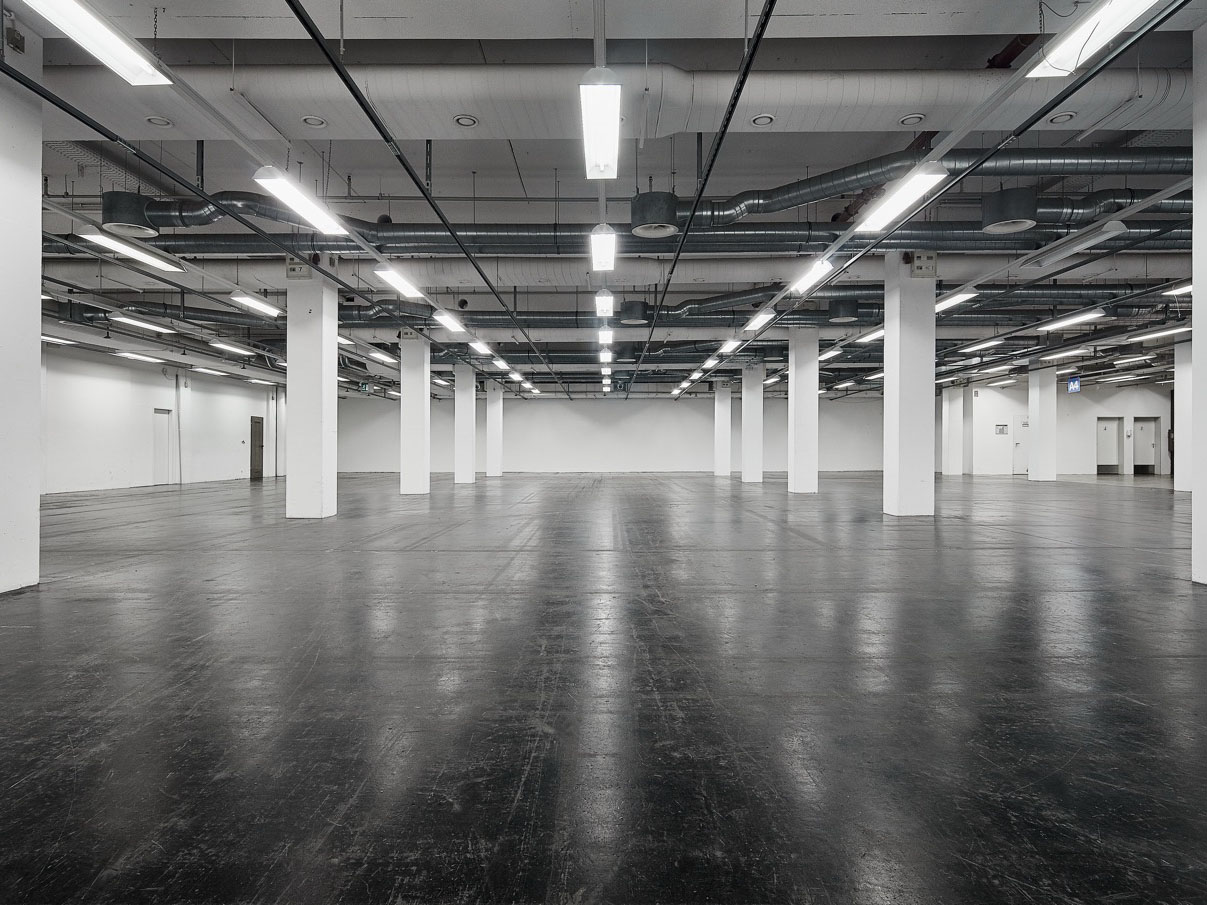 Blick in eine leere Messehalle