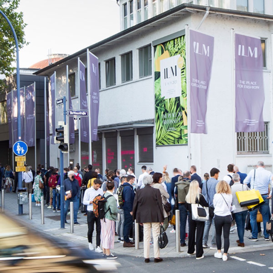 Messegebäude von außen mit Warteschlange zur ILM