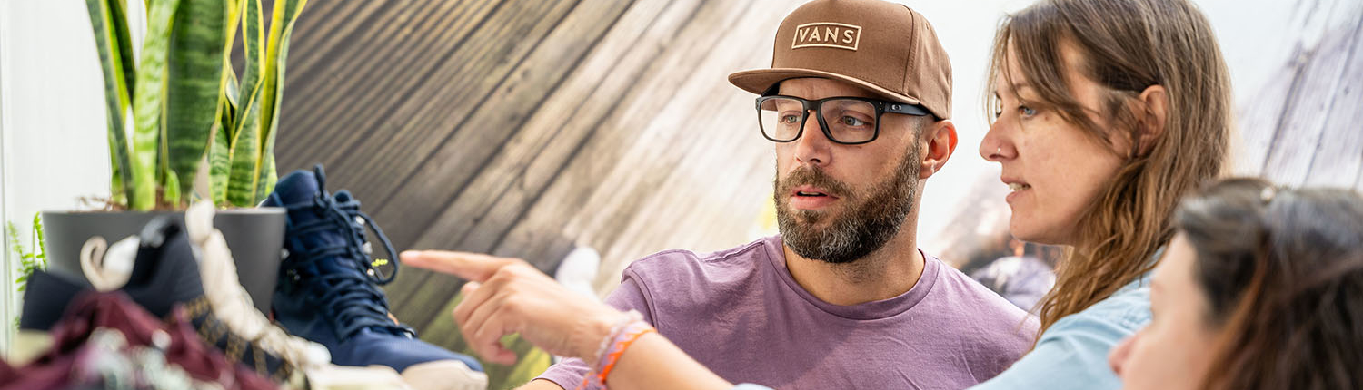 Austausch an Messestand bei BAREFooT